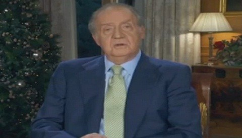 Rey Juan Carlos comenzó a caminar con muletas