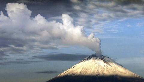 Sigue la alerta por actividad del volcán Popocatépetl en México