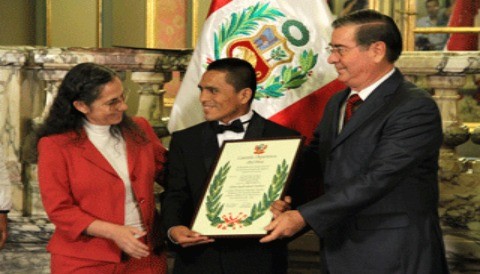 Alberto Rossell campeón mundial de boxeo envía mensaje a niñas y niños de todo el país