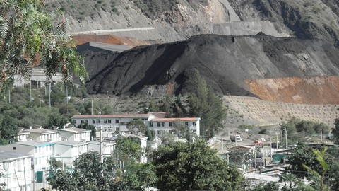 Huancavelica: Miles de toneladas de relave minero de Doe Run son depositados cerca de un colegio