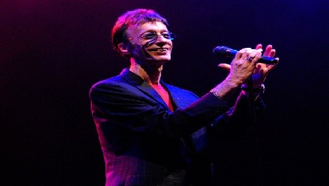 Robin Gibb sale del coma luego que su familia cantara para él