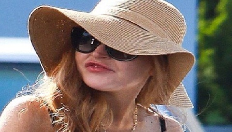 Lindsay Lohan luce labios hinchados por exceso de colágeno