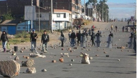 Puno: Desalojan a protestantes que bloqueaban vía Desaguadero