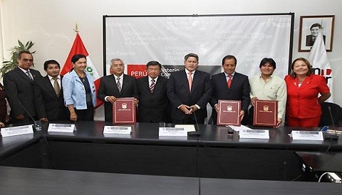 Premio MINCETUR 2012 entrega casi 2 millones de soles en becas estudiantiles