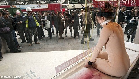 Londres: 'Mujer simula ser torturada como los animales que padecen en pruebas para hacer cosméticos'