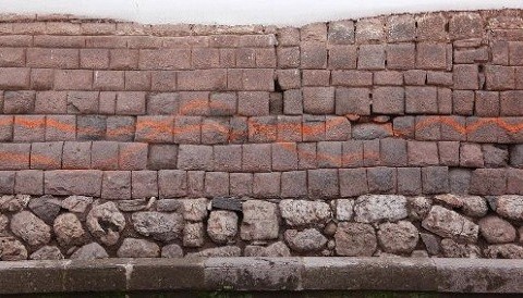 Limpian muros inca tras nuevo atentado en Cusco