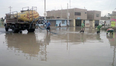 Desborde de acequia afecta distrito de Santiago en Ica