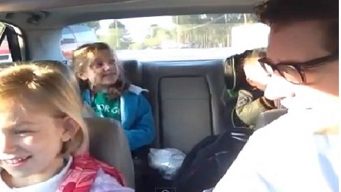 Padre convierte en ritual de todos los días cantar 'Bohemian Rhapsody' junto a sus hijos (Video)