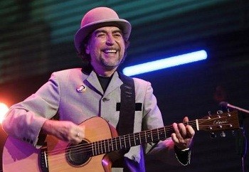 Joaquín Sabina: Si uno se toma una copa es para que la musa, que son muy hostiles, desciendan al cuaderno