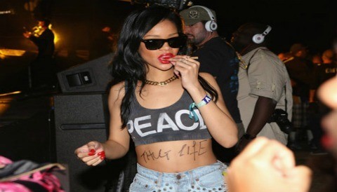 Rihanna se deja ver en club desnudista (Fotos)