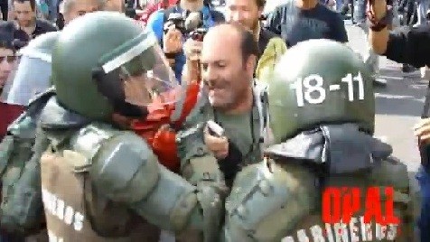 Periodista chileno es detenido violentamente durante marchas del día del trabajador en Chile (Video)