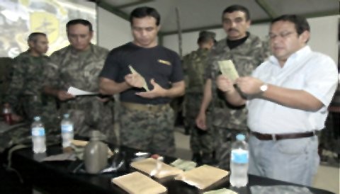Ministro Otárola inspeccionó en el VRAE estado de chalecos y raciones de combate