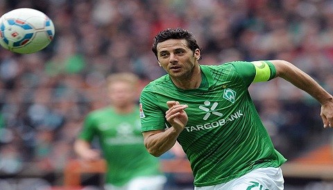 Bundesliga: Werder Bremen perdió 3-2 ante el Schalke 04 con doblete de Pizarro
