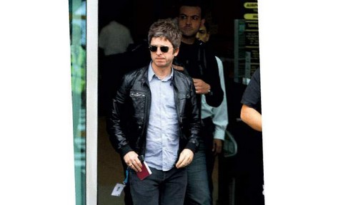 Noel Gallagher firma autógrafos a sus fans peruanos