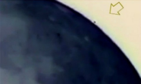 El sorprendente aterrizaje de cinco OVNIs en la Luna (Video)