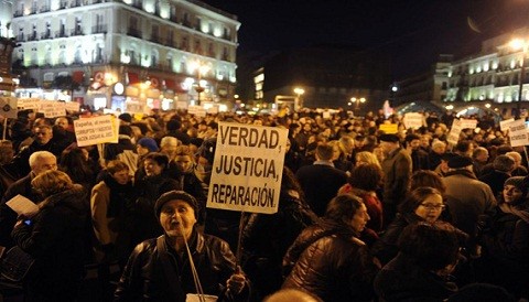 Policía desaloja a los 'indignados' de la Puerta del Sol en Madrid (Video)