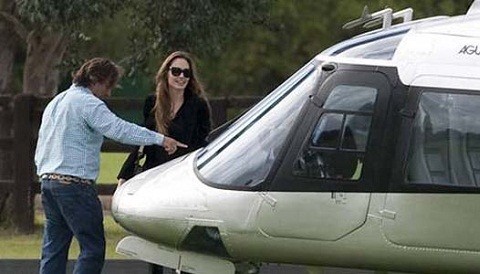 Angelina le regala un helicóptero a Brad Pitt Angelina le regala un helicóptero a Brad Pitt