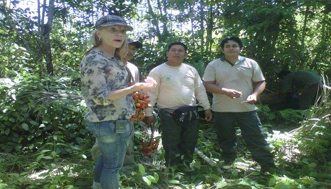 Astrid Gutsche esposa de Gastón Acurio visita la Reserva Nacional Tambopata