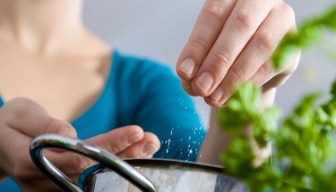 Agregar sal extra a las comidas contribuye a la hipertensión