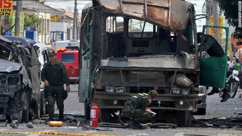 Ex ministro colombiano abandona hospital tras sobrevivir a un cochebomba