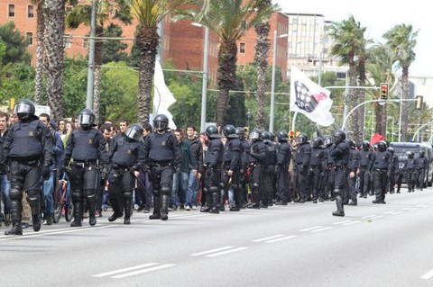 Huelga educativa en España causa cortes de tráfico, marchas y encierros