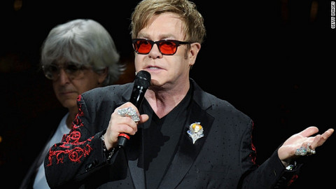 Elton John es hospitalizado por infección respiratoria