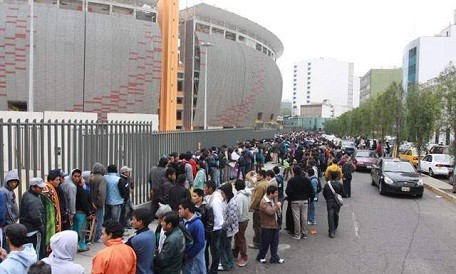 Hinchas realizan largas colas para comprar su entrada para el Perú vs. Colombia