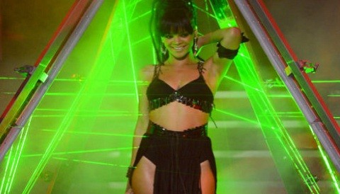 Rihanna encantó en la final de 'American Idol' (Video)