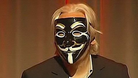 Julian Assange apareció con la máscara de Anonymous en vivo