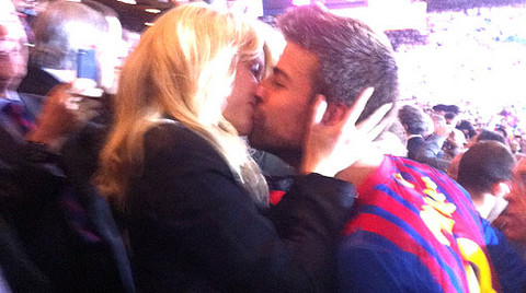 Shakira celebró triunfo del Barcelona dándole un beso a Gerard Piqué