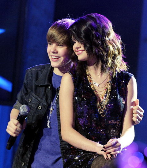 Justin Bieber y Selena Gómez cierra rumores de separación con un beso