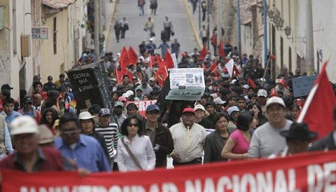 Espinar: enfrentamientos con pobladores  deja 40 policías heridos