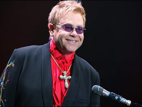 Elton John supera infección respiratoria que lo alejó de los escenarios