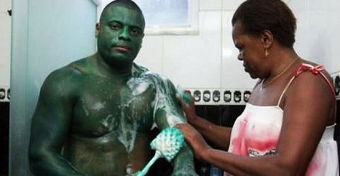 Insólito: Se disfrazó de Hulk y ahora no puede quitarse la pintura