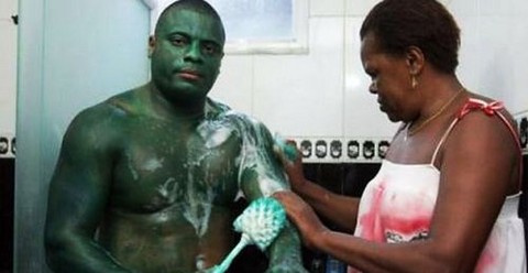 Insólito: Se disfrazó de Hulk y ahora no puede quitarse la pintura