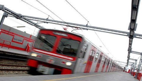 Decenas de pasajeros quedaron atrapados en el tren eléctrico