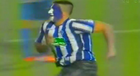 [VIDEO] Hincha se metió a la cancha y anotó un gol de tiro libre
