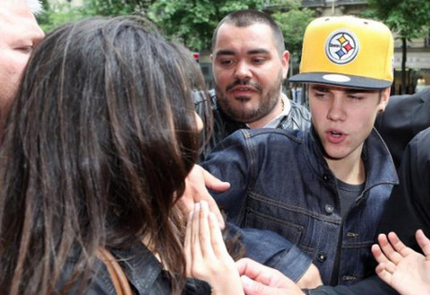 [FOTOS] Justin Bieber se molestó con belieber que lo acarició