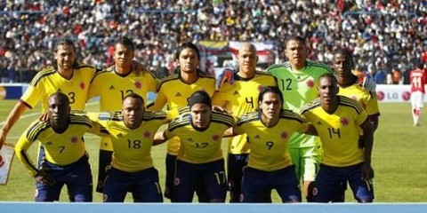 Hinchas de la Selección colombiana esperansu arribo en el aeropuerto Internacional Jorge Chávez