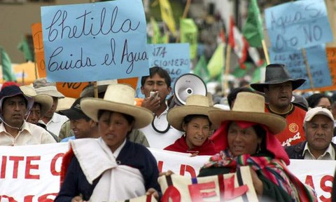 Peruanos en Francia exigen a presidente Humala cumplir su promesa de proteger el agua