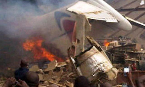 NIGERIA: 159 muertos al estrellarse avión contra un edificio
