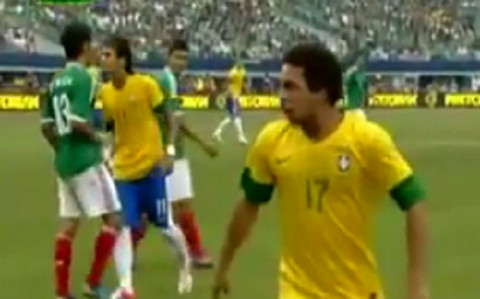 [VIDEO] Neymar escupió a un rival en partido amistoso