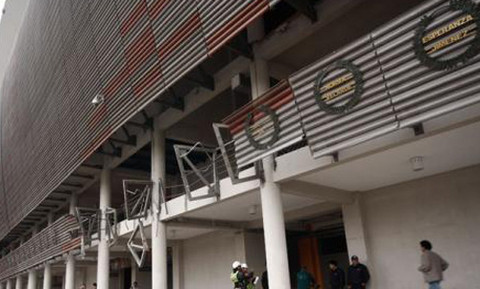 [VIDEO] Camión se estrella en el Estadio Nacional y daña Laureles Deportivos