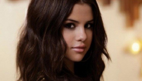 Selena Gomez molesta por matrimonio de Miley Cyrus