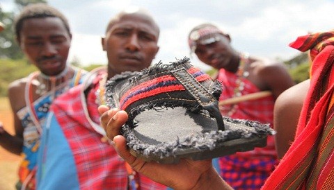 Sandalias creadas con materiales reciclados