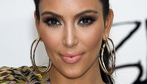 [FOTO] Kim Kardashian rompe su vestido antes de salir en televisión