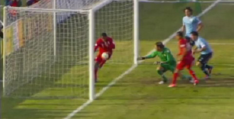 [VIDEO] ¿Entró?: El polémico gol de Uruguay ante Perú