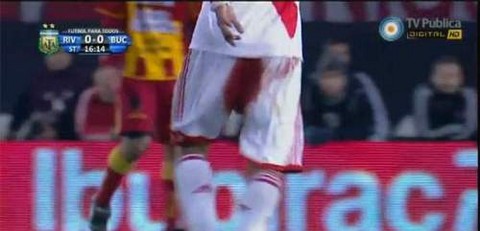 [VIDEO] Jugador de River Plate sufre sangrado rectal en pleno partido