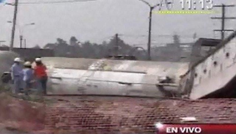 Ate: Tren que llevaba ácido sulfúrico se descarriló y dañó una casa