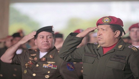 Hugo Chávez muestra fábrica de aviones no tripulados